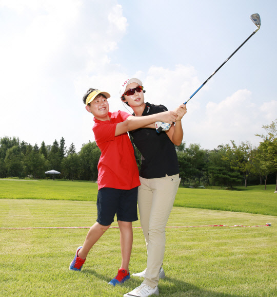 11일 서울 강서구 아시아나타운 '벨루스 가든'에서 진행된 '골프 꿈나무 교실'에서 일일 강사로 나선 김효주 선수가 행사에 참석한 어린이에게 '원포인트 레슨'을 통해 조언해 주고 있다.<아시아나항공 제공>